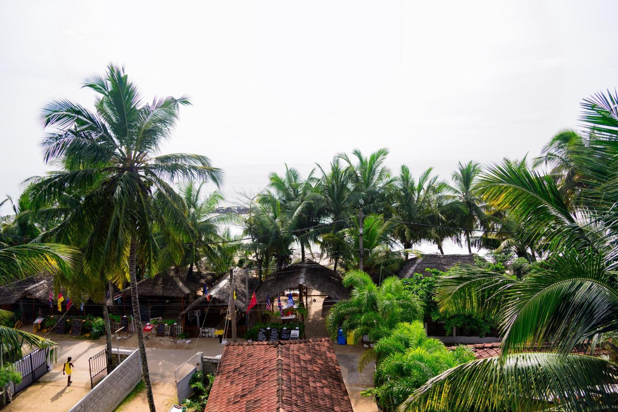 Golden Surfer Beach Hotel Tangalle Buitenkant foto