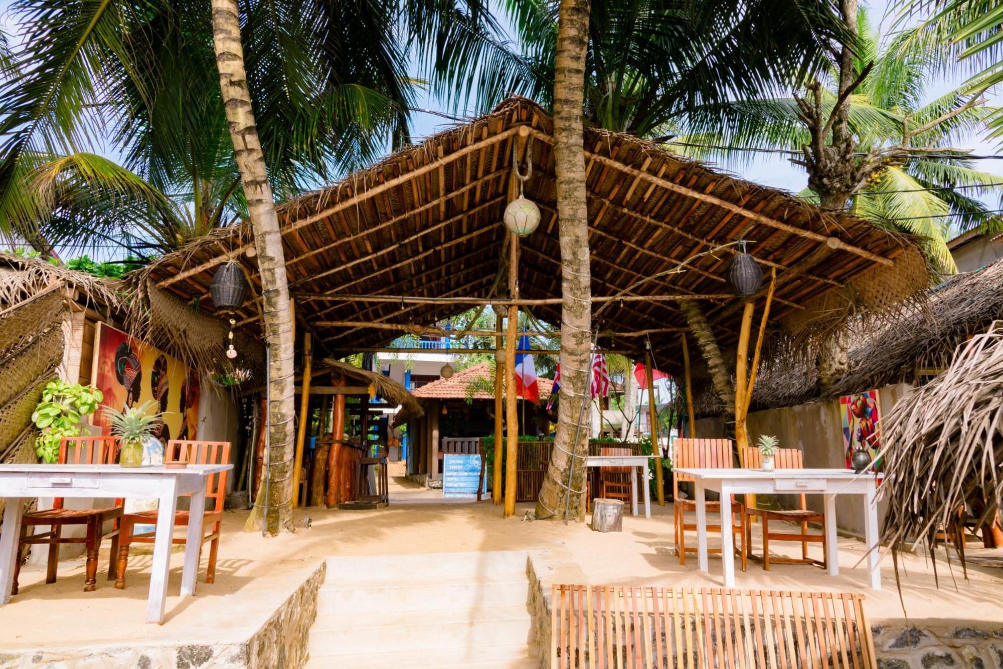 Golden Surfer Beach Hotel Tangalle Buitenkant foto